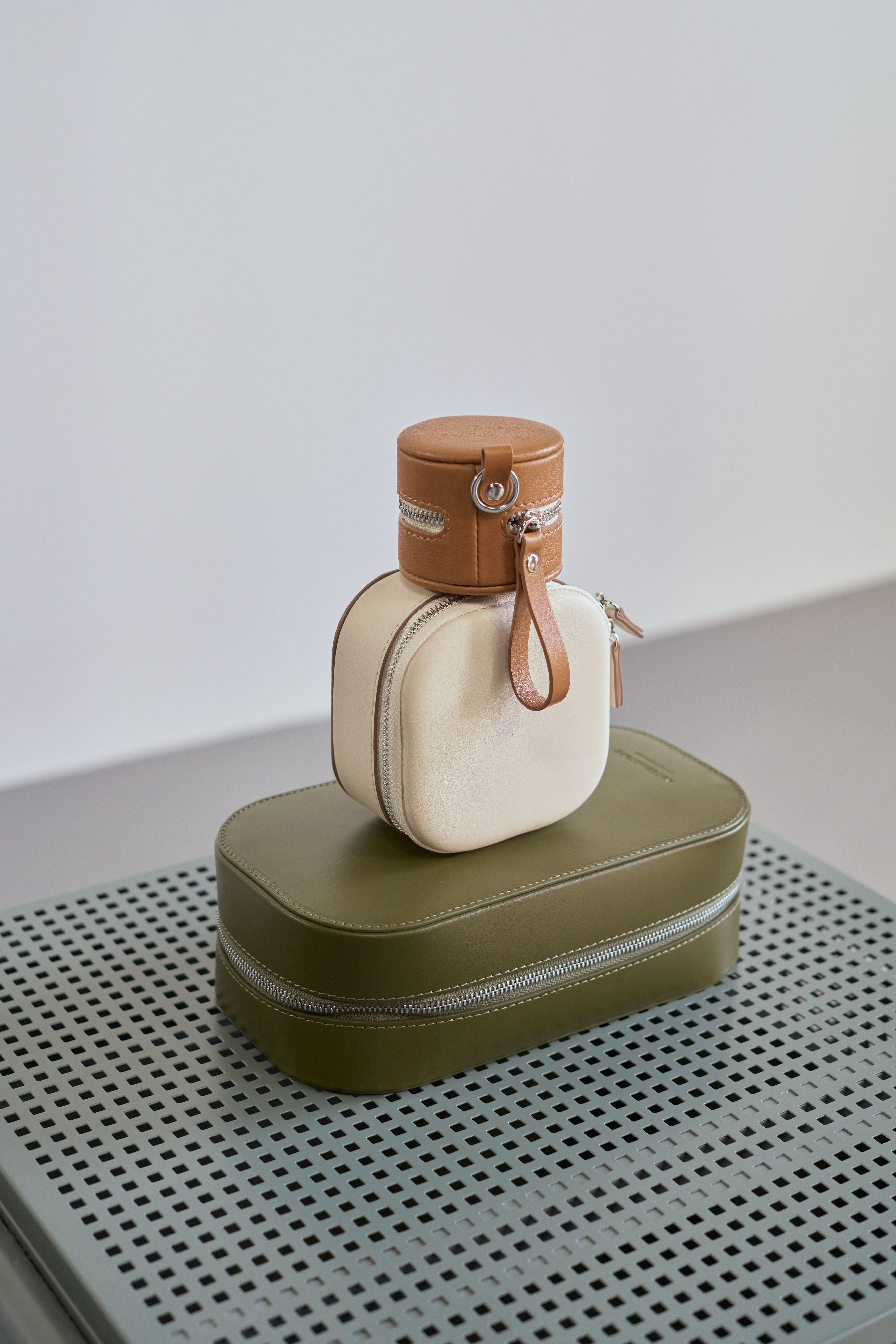 Coffrets et vanity en cuir crème, tan et kaki